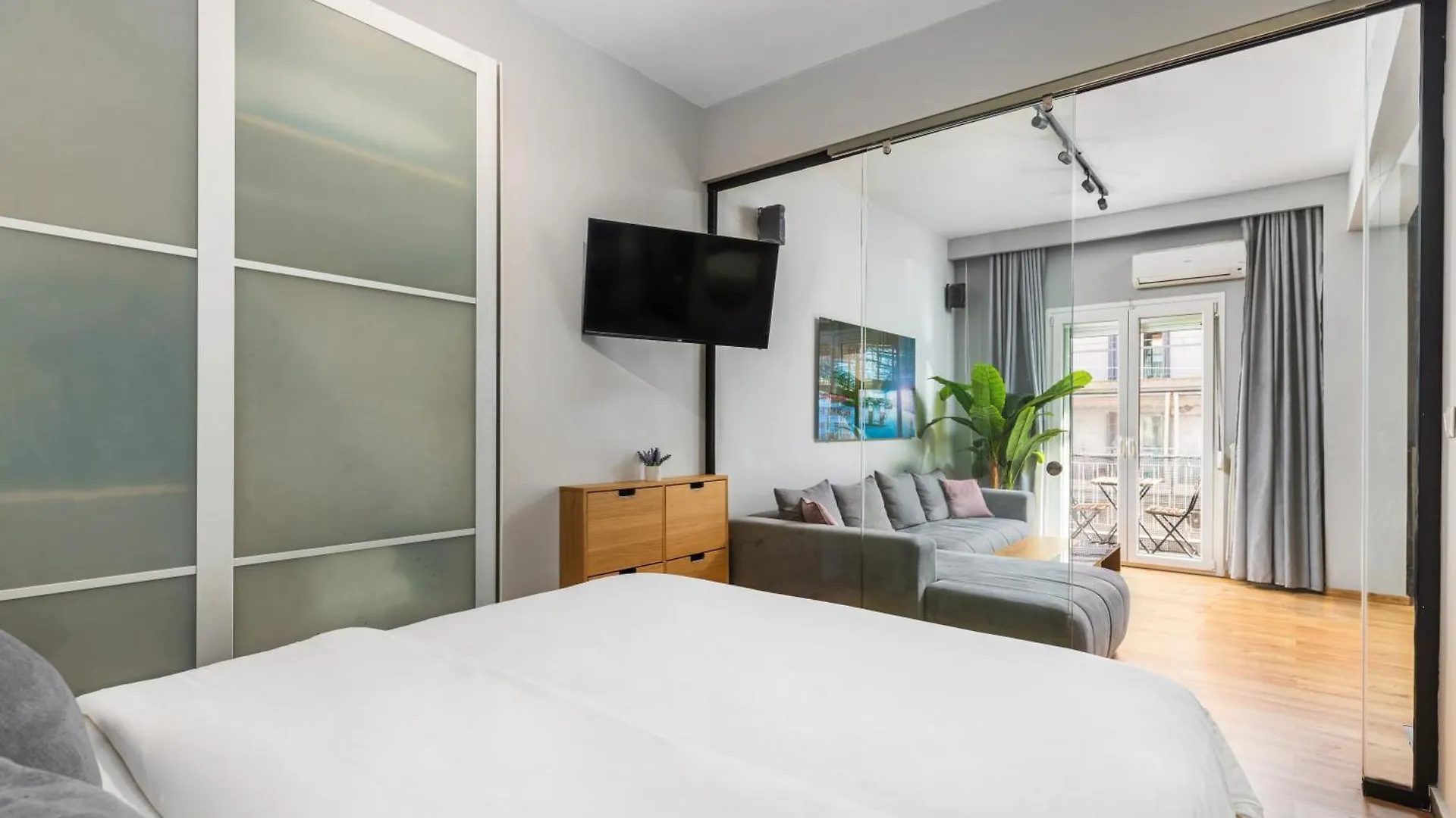 Glass Grey Nest Thessaloniki Apartment